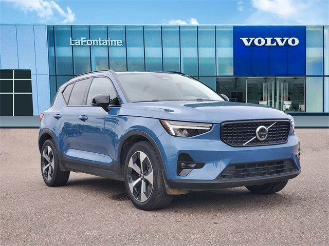 2023 Volvo XC40 Plus Dark Theme