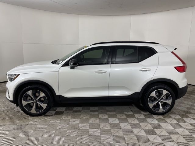 2023 Volvo XC40 Plus Dark Theme