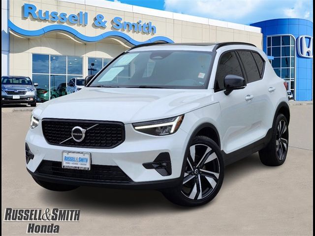 2023 Volvo XC40 Plus Dark Theme