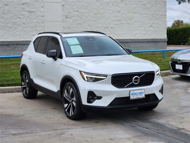 2023 Volvo XC40 Plus Dark Theme