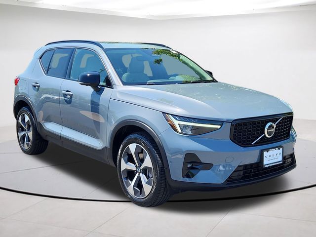 2023 Volvo XC40 Plus Dark Theme