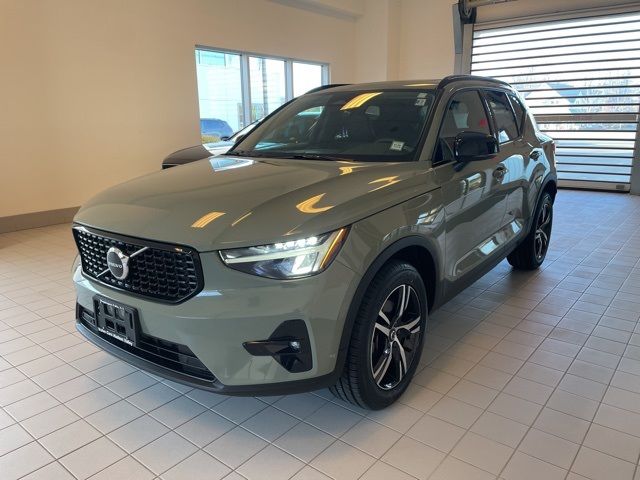 2023 Volvo XC40 Plus Dark Theme