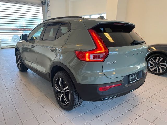 2023 Volvo XC40 Plus Dark Theme