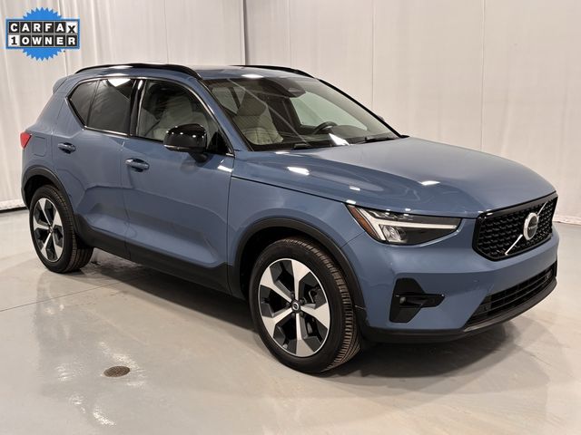2023 Volvo XC40 Plus Dark Theme