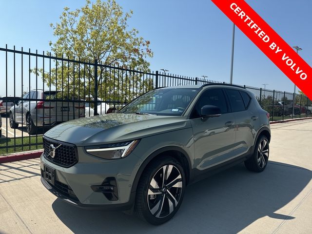 2023 Volvo XC40 Plus Dark Theme