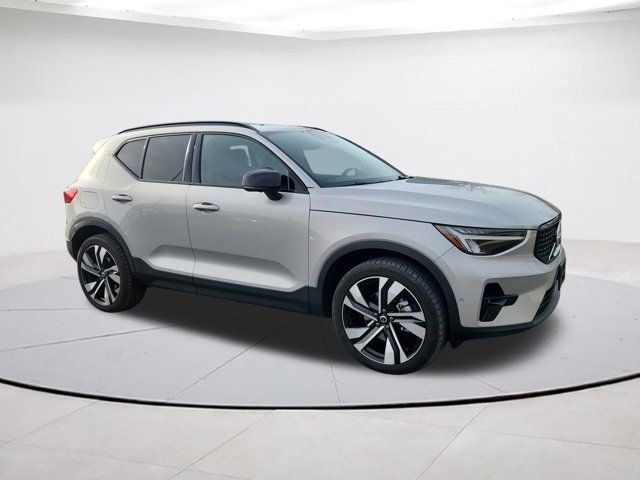 2023 Volvo XC40 Plus Dark Theme