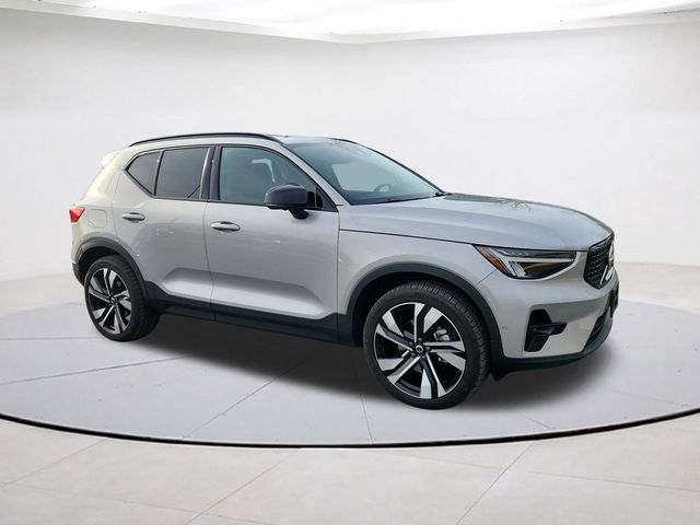 2023 Volvo XC40 Plus Dark Theme