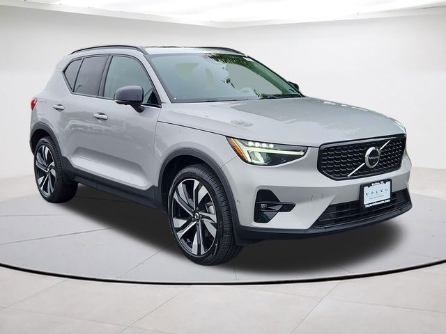 2023 Volvo XC40 Plus Dark Theme