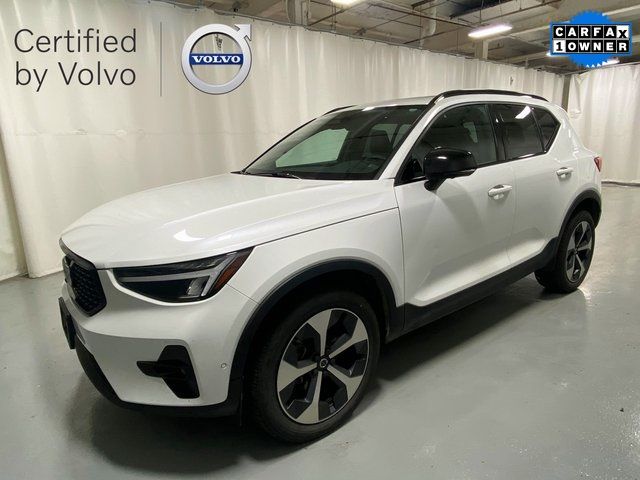 2023 Volvo XC40 Plus Dark Theme