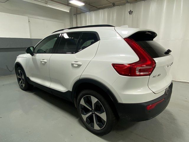 2023 Volvo XC40 Plus Dark Theme