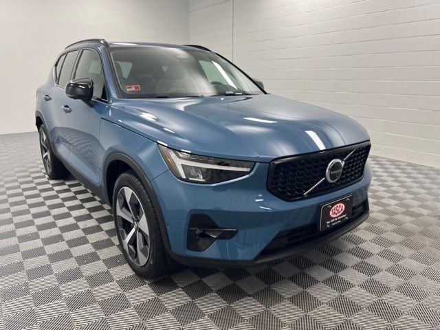 2023 Volvo XC40 Plus Dark Theme