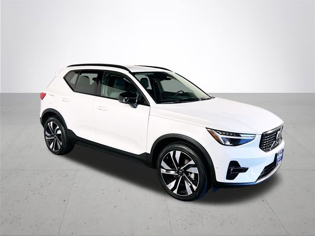 2023 Volvo XC40 Plus Dark Theme