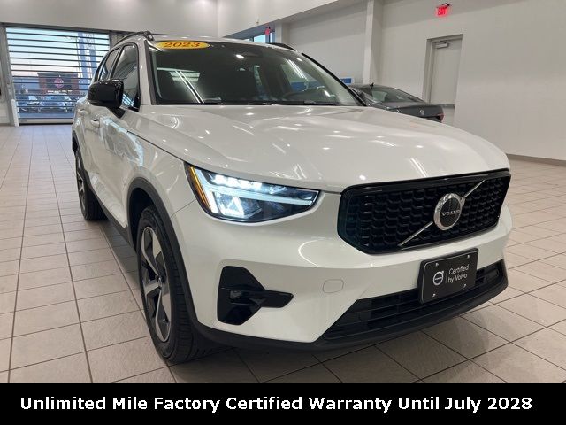 2023 Volvo XC40 Plus Dark Theme