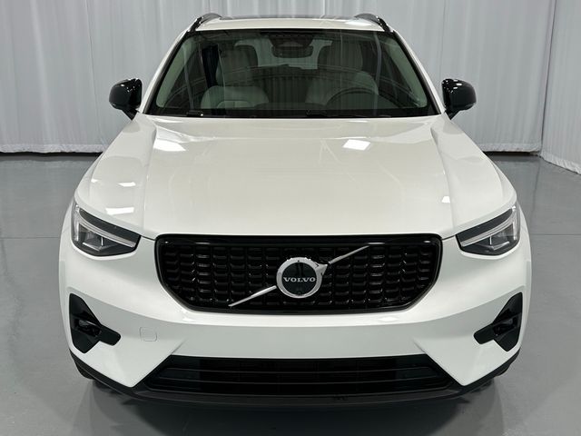 2023 Volvo XC40 Plus Dark Theme