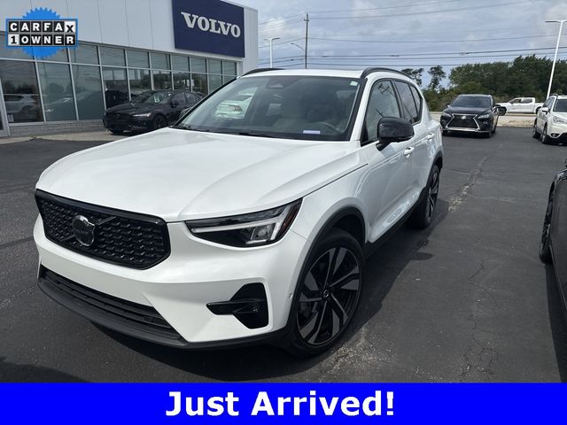 2023 Volvo XC40 Plus Dark Theme