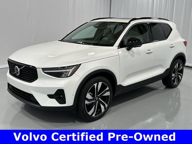 2023 Volvo XC40 Plus Dark Theme