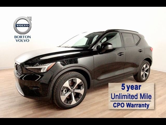 2023 Volvo XC40 Plus Dark Theme