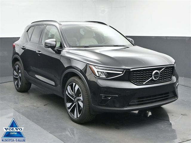 2023 Volvo XC40 Plus Dark Theme