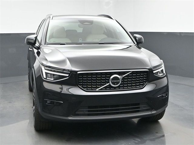 2023 Volvo XC40 Plus Dark Theme