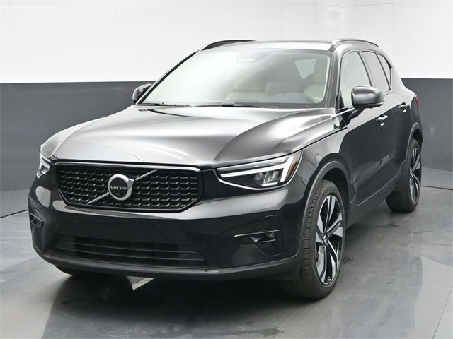 2023 Volvo XC40 Plus Dark Theme