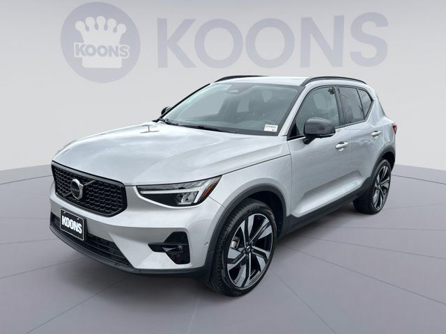 2023 Volvo XC40 Plus Dark Theme