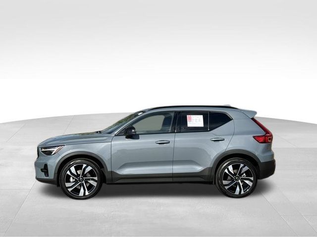 2023 Volvo XC40 Plus Dark Theme