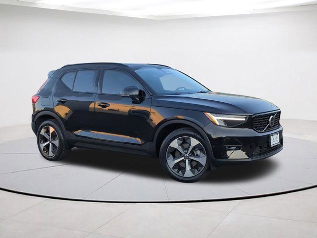 2023 Volvo XC40 Plus Dark Theme