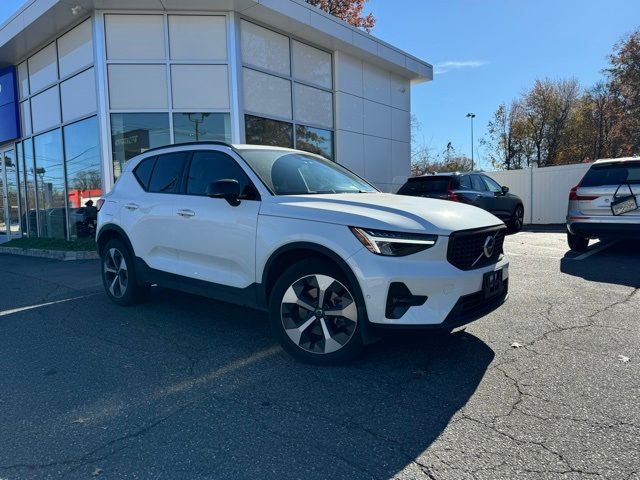 2023 Volvo XC40 Plus Dark Theme