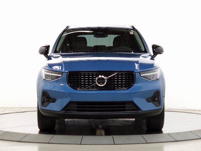 2023 Volvo XC40 Plus Dark Theme