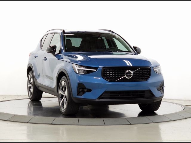 2023 Volvo XC40 Plus Dark Theme