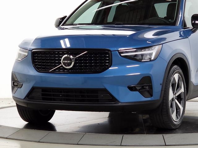 2023 Volvo XC40 Plus Dark Theme