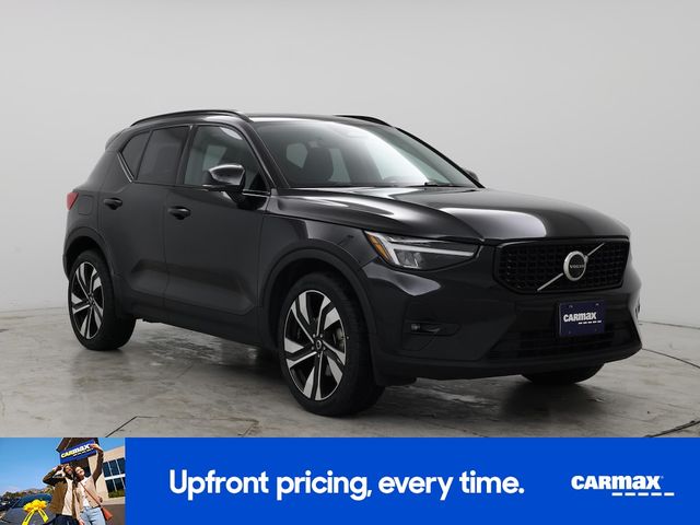 2023 Volvo XC40 Plus Dark Theme