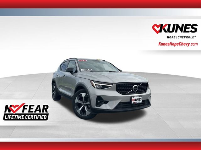 2023 Volvo XC40 Plus Dark Theme