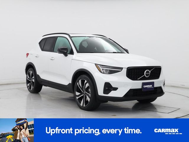 2023 Volvo XC40 Plus Dark Theme