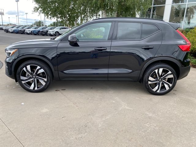 2023 Volvo XC40 Plus Dark Theme