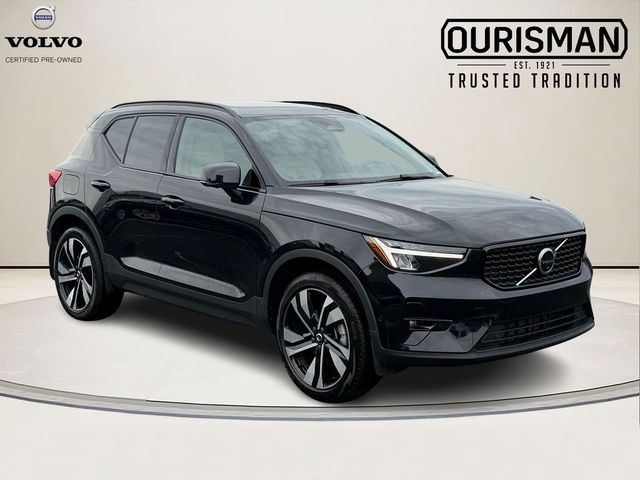 2023 Volvo XC40 Plus Dark Theme