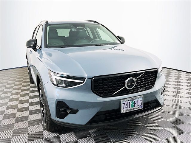 2023 Volvo XC40 Plus Dark Theme