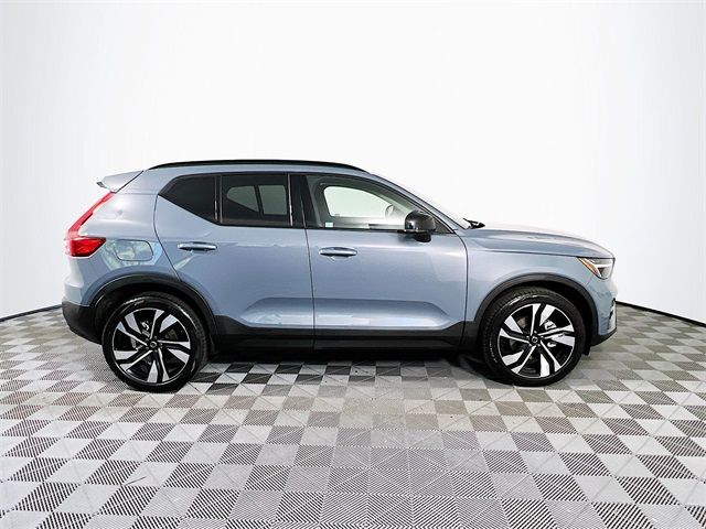 2023 Volvo XC40 Plus Dark Theme