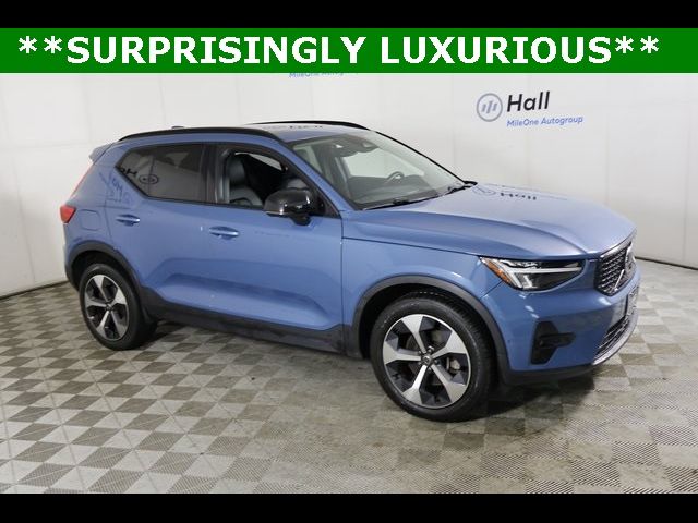 2023 Volvo XC40 Plus Dark Theme