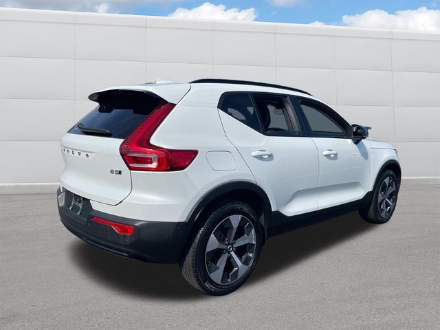 2023 Volvo XC40 Plus Dark Theme