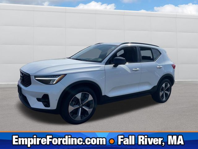 2023 Volvo XC40 Plus Dark Theme