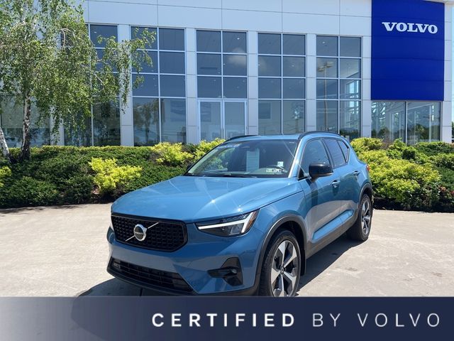 2023 Volvo XC40 Plus Dark Theme