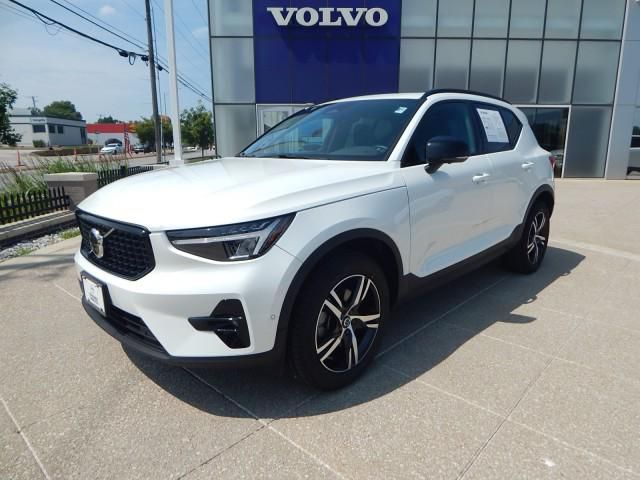 2023 Volvo XC40 Plus Dark Theme