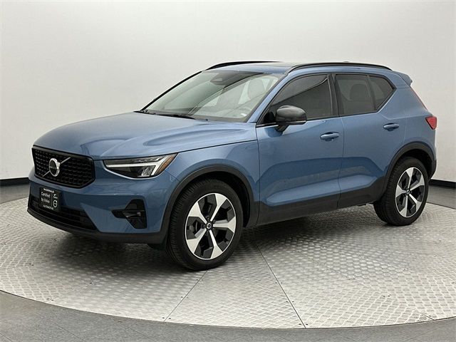 2023 Volvo XC40 Plus Dark Theme