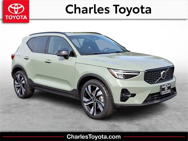 2023 Volvo XC40 Plus Dark Theme