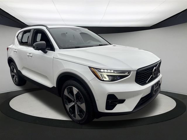 2023 Volvo XC40 Plus Dark Theme