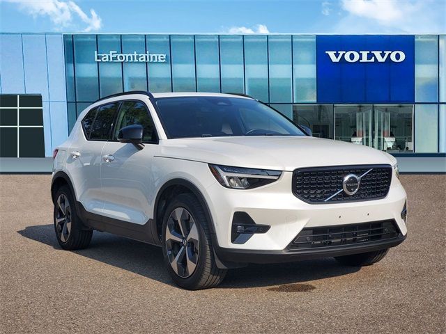 2023 Volvo XC40 Plus Dark Theme