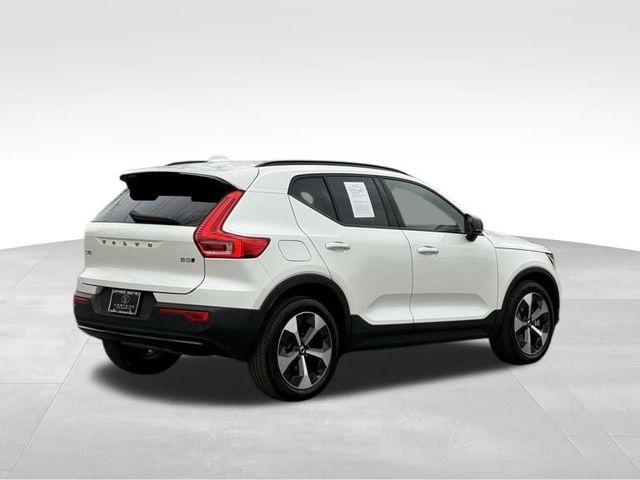 2023 Volvo XC40 Plus Dark Theme