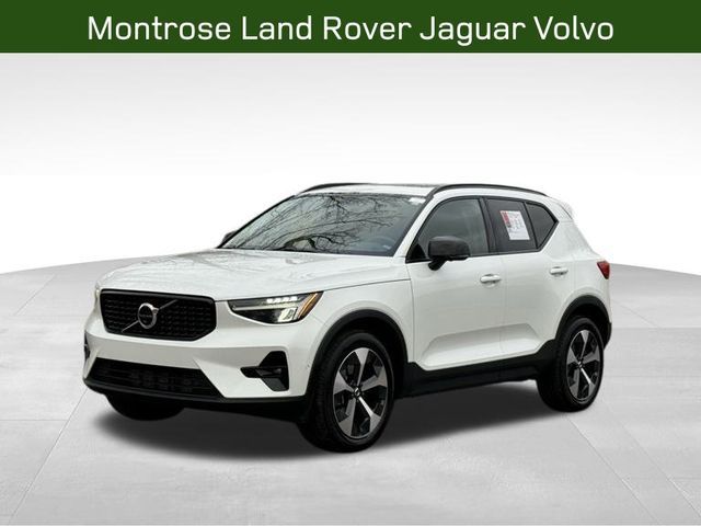 2023 Volvo XC40 Plus Dark Theme