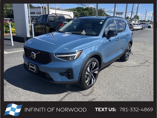 2023 Volvo XC40 Plus Dark Theme